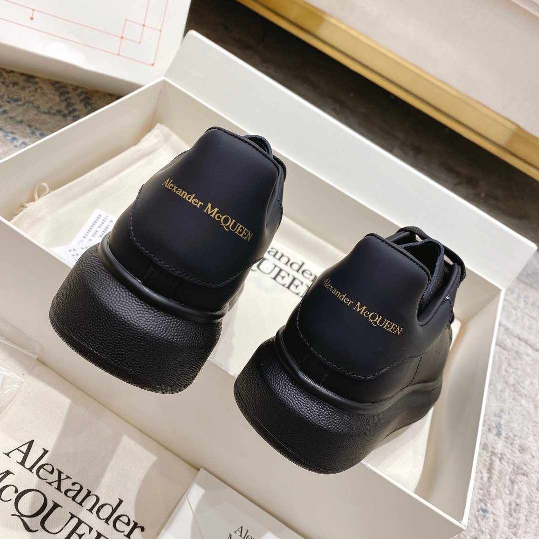 Alexander McQueen Oversized Sneaker – Black
Luxury Craftsmanship & Urban Style