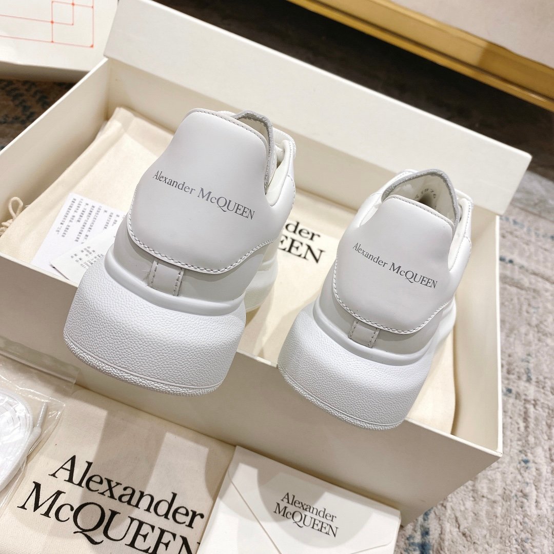 Alexander McQueen Oversized Sneaker – White Luxury Craftsmanship & Urban Style