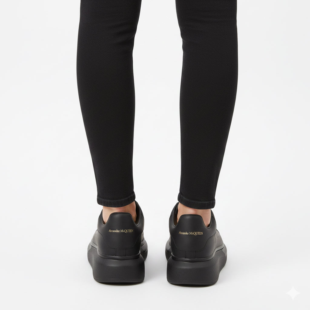 Alexander McQueen Oversized Sneaker – Black
Luxury Craftsmanship & Urban Style