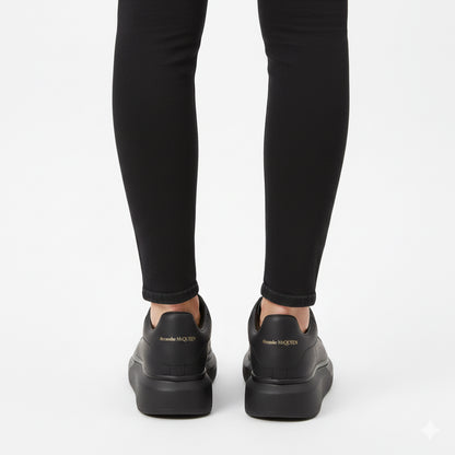 Alexander McQueen Oversized Sneaker – Black
Luxury Craftsmanship & Urban Style