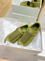 Alexander McQueen Oversized Sneaker – Olive Green Luxury Craftsmanship & Urban Style