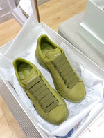 Alexander McQueen Oversized Sneaker – Olive Green Luxury Craftsmanship & Urban Style
