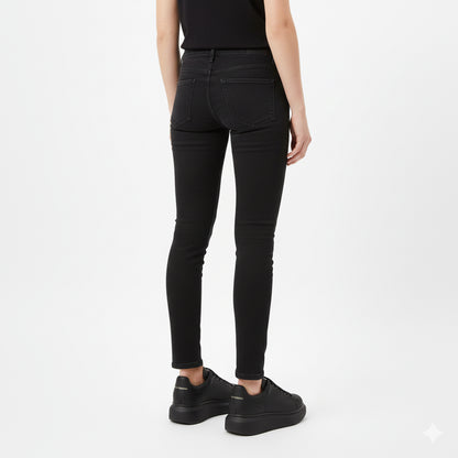 Alexander McQueen Oversized Sneaker – Black
Luxury Craftsmanship & Urban Style