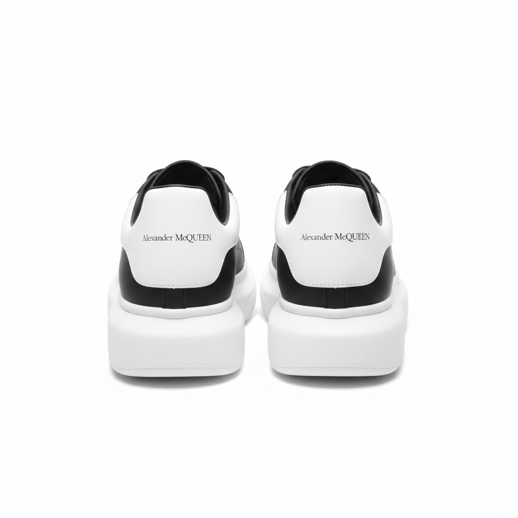 Alexander McQueen Sneaker Oversize – Nero/bianco Artigianato di lusso e stile urbano