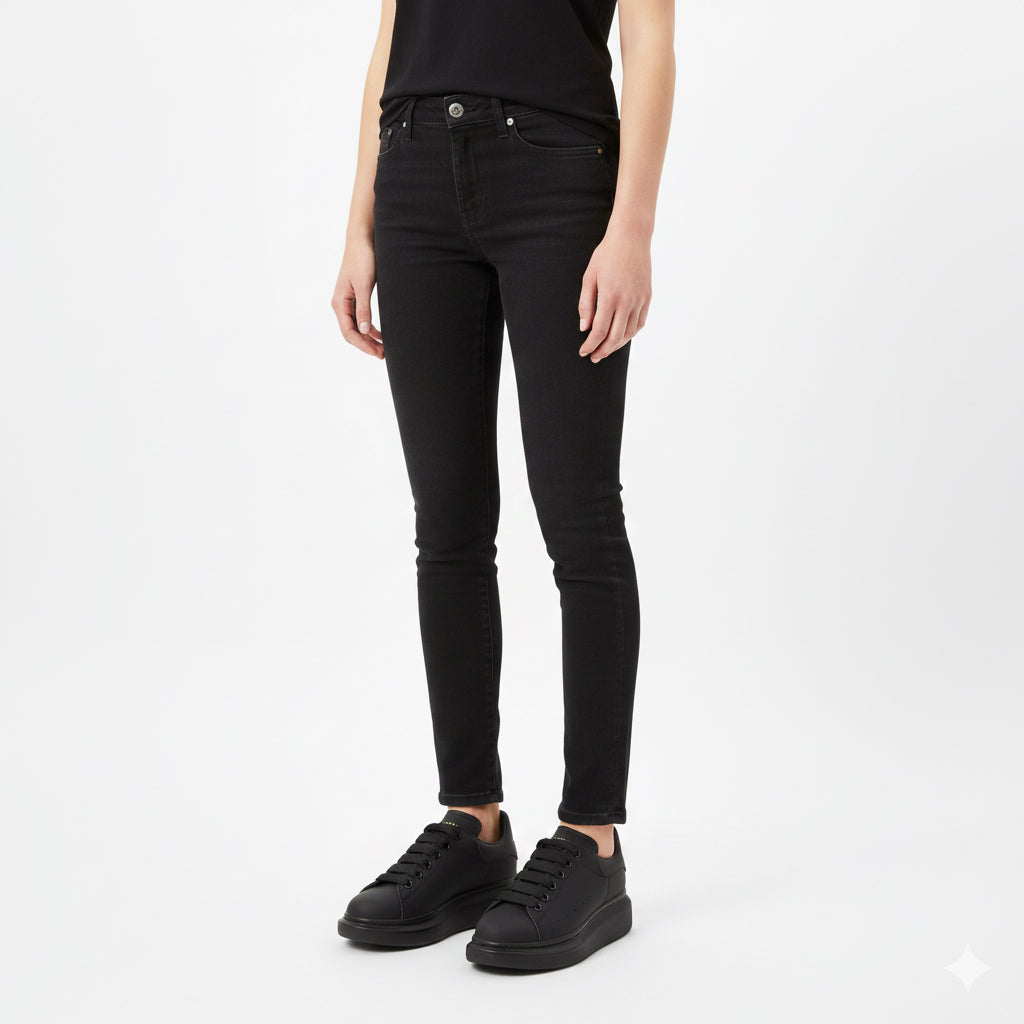 Alexander McQueen Oversized Sneaker – Black
Luxury Craftsmanship & Urban Style