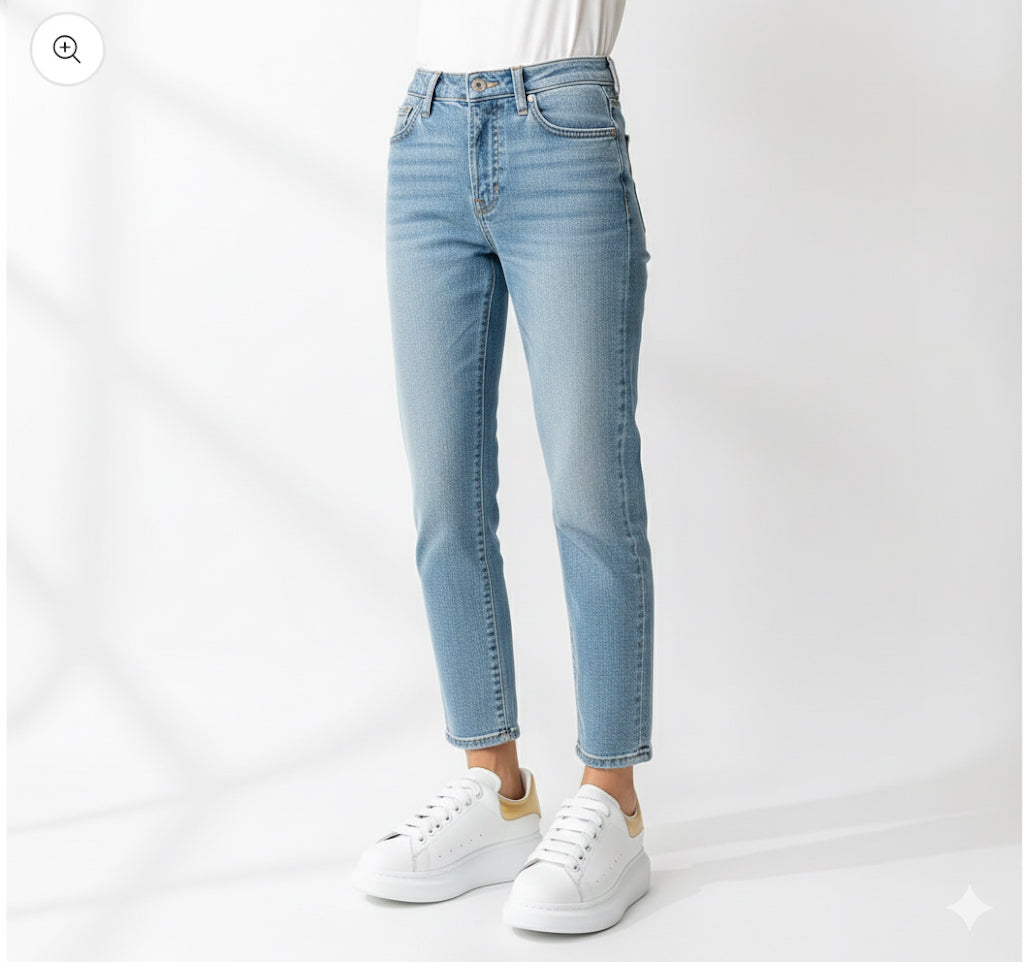 Alexander McQueen Oversized Sneaker – White/gold Luxury Craftsmanship & Urban Style