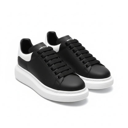 Alexander McQueen Sneaker Oversize – Nero/bianco Artigianato di lusso e stile urbano