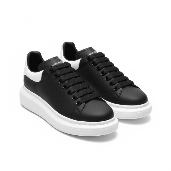 Zapatilla extragrande Alexander McQueen en blanco y negro: artesanía de lujo y estilo urbano