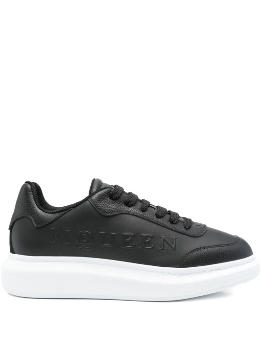 Sneakers Alexander McQueen nere con logo goffrato e piattaforma