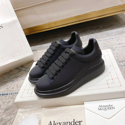 Alexander McQueen Oversized Sneaker – Black
Luxury Craftsmanship & Urban Style