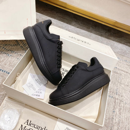 Alexander McQueen Oversized Sneaker – Black
Luxury Craftsmanship & Urban Style