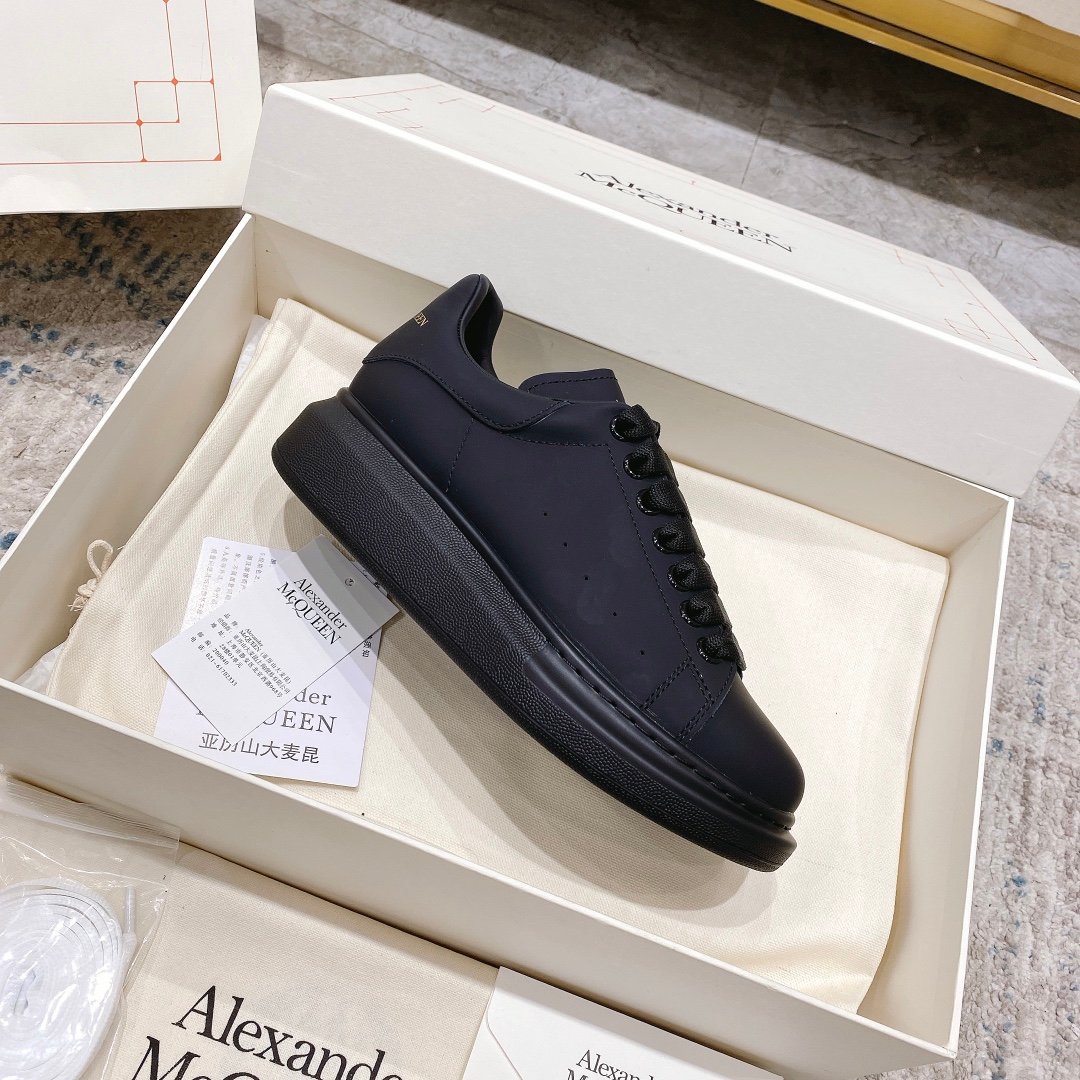 Alexander McQueen Oversized Sneaker – Black
Luxury Craftsmanship & Urban Style