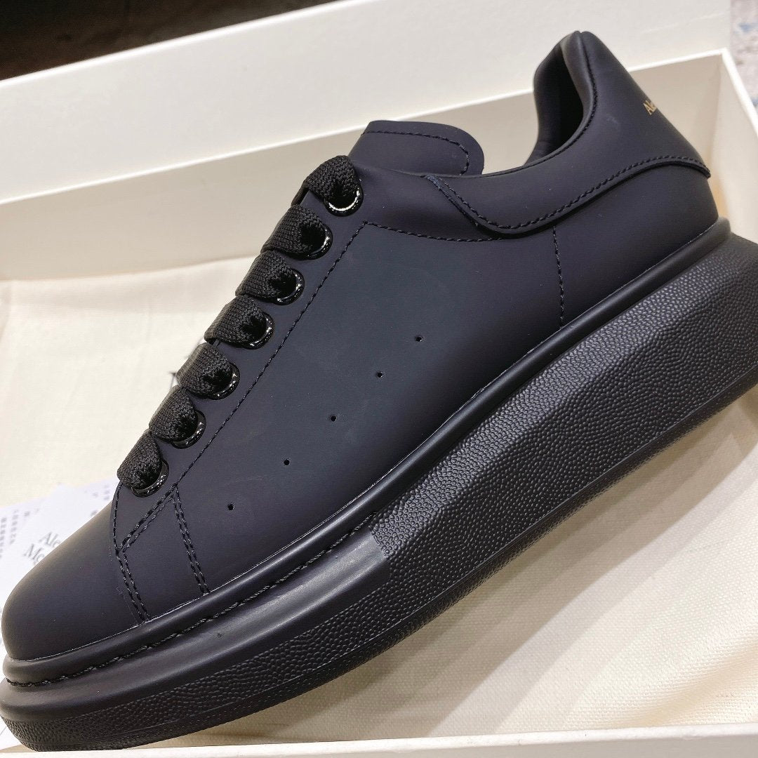 Alexander McQueen Oversized Sneaker – Black
Luxury Craftsmanship & Urban Style