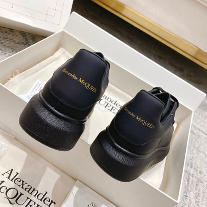 Alexander McQueen Oversized Sneaker – Black
Luxury Craftsmanship & Urban Style