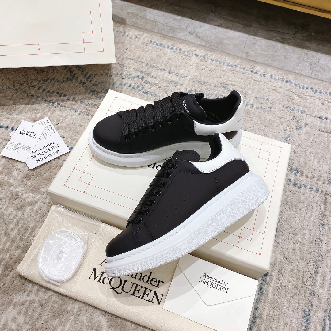 Alexander McQueen Sneaker Oversize – Nero/bianco Artigianato di lusso e stile urbano