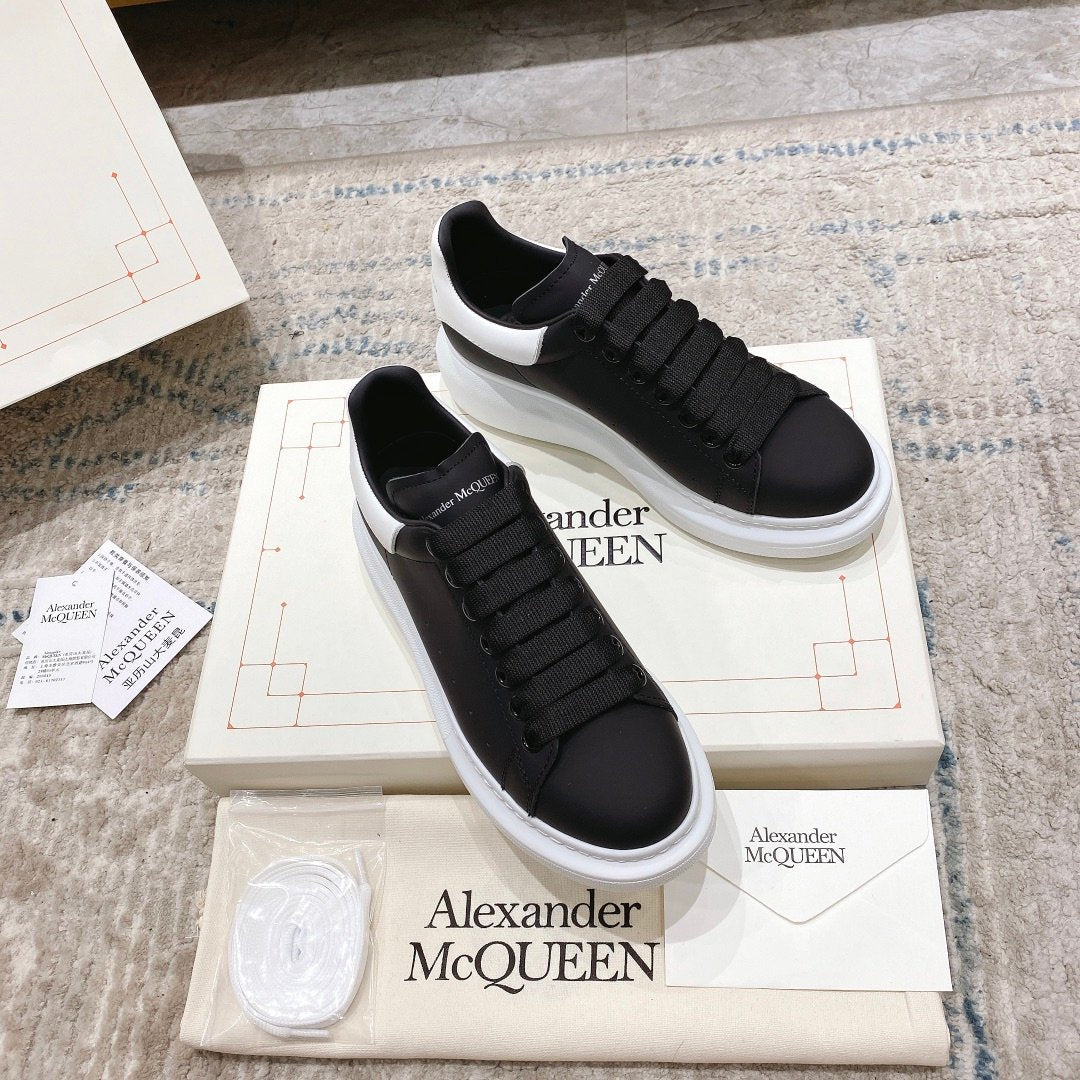 Alexander McQueen Sneaker Oversize – Nero/bianco Artigianato di lusso e stile urbano