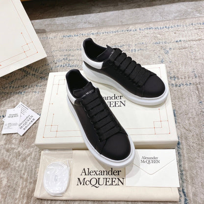 Alexander McQueen Sneaker Oversize – Nero/bianco Artigianato di lusso e stile urbano