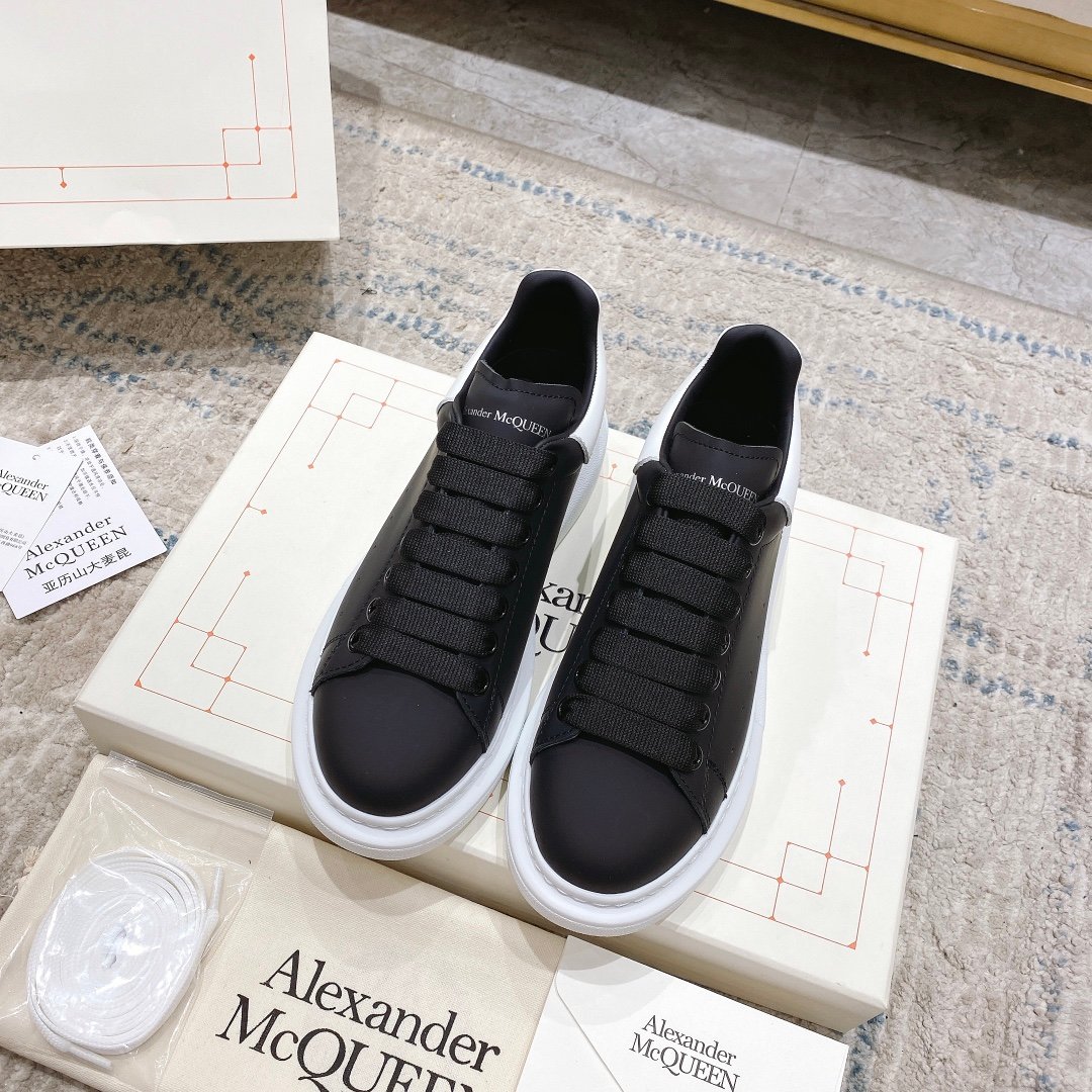 Alexander McQueen Sneaker Oversize – Nero/bianco Artigianato di lusso e stile urbano