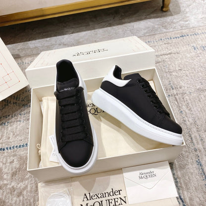 Alexander McQueen Sneaker Oversize – Nero/bianco Artigianato di lusso e stile urbano