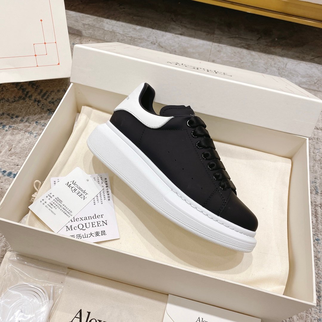 Alexander McQueen Sneaker Oversize – Nero/bianco Artigianato di lusso e stile urbano