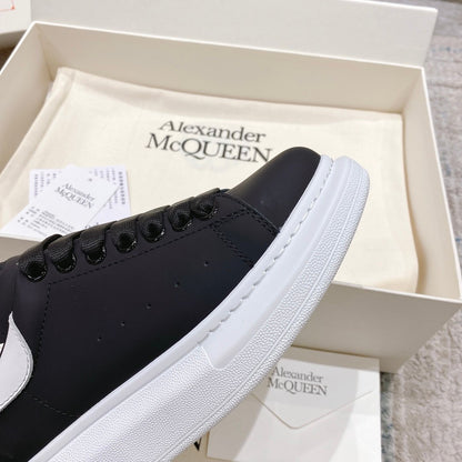 Alexander McQueen Sneaker Oversize – Nero/bianco Artigianato di lusso e stile urbano