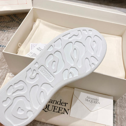 Alexander McQueen Sneaker Oversize – Nero/bianco Artigianato di lusso e stile urbano