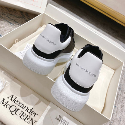 Alexander McQueen Sneaker Oversize – Nero/bianco Artigianato di lusso e stile urbano