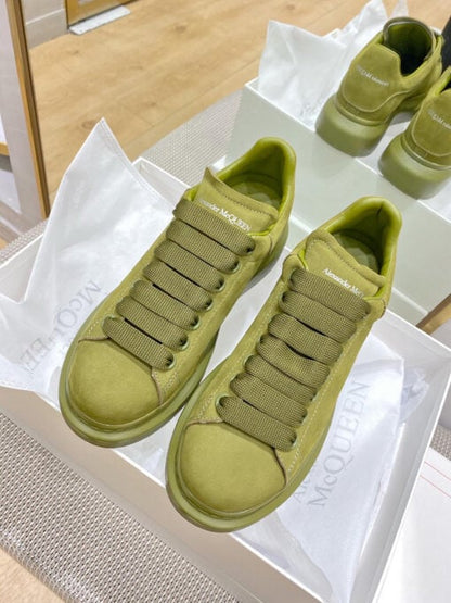 Zapatilla extragrande Alexander McQueen – Verde oliva: artesanía de lujo y estilo urbano