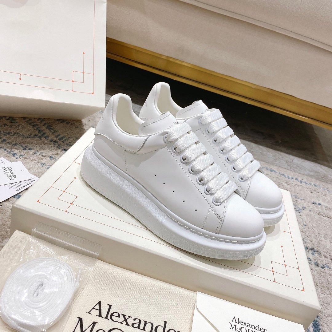 Alexander McQueen Oversized Sneaker – White Luxury Craftsmanship & Urban Style
