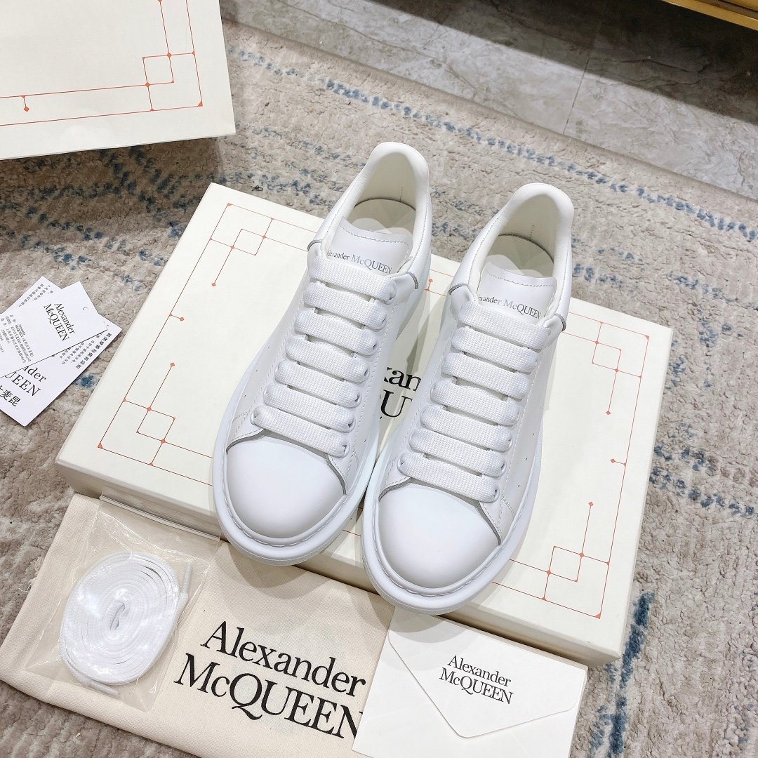 Alexander McQueen Oversized Sneaker – White Luxury Craftsmanship & Urban Style