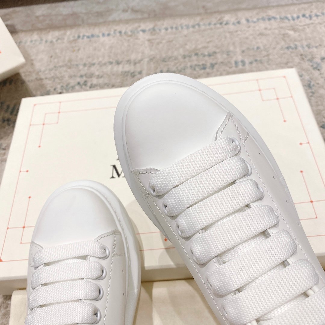 Alexander McQueen Oversized Sneaker – White Luxury Craftsmanship & Urban Style