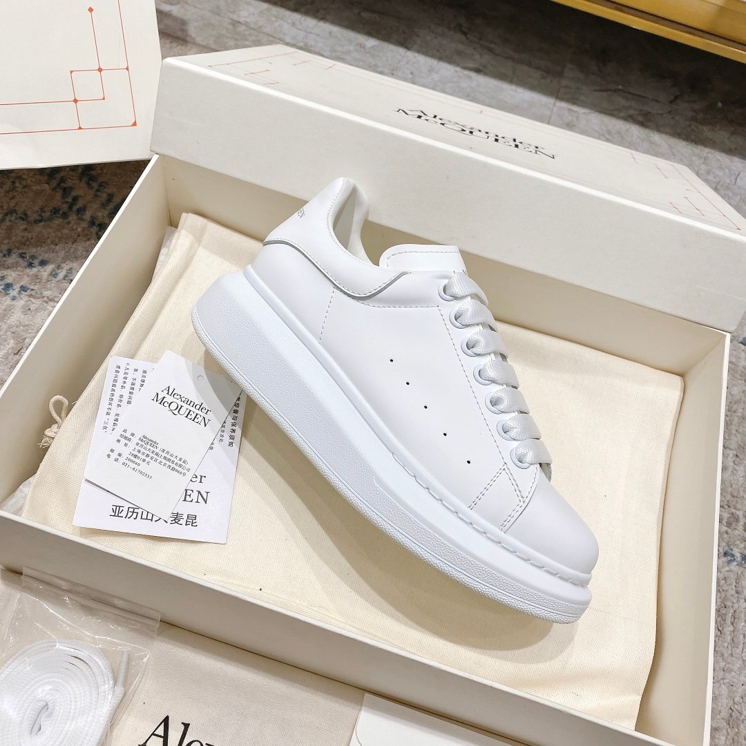 Alexander McQueen Oversized Sneaker – White Luxury Craftsmanship & Urban Style