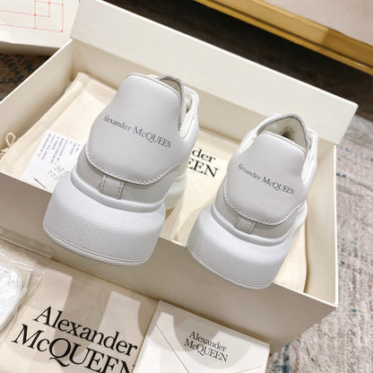 Alexander McQueen Oversized Sneaker – White Luxury Craftsmanship & Urban Style