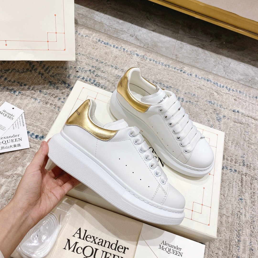 Alexander McQueen Oversized Sneaker – White/gold Luxury Craftsmanship & Urban Style