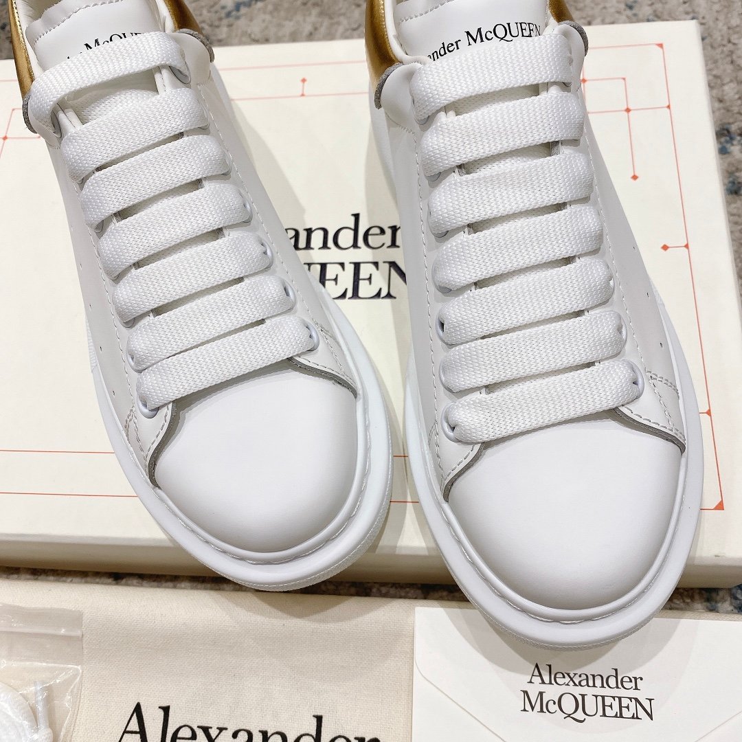 Alexander McQueen Oversized Sneaker – White/gold Luxury Craftsmanship & Urban Style