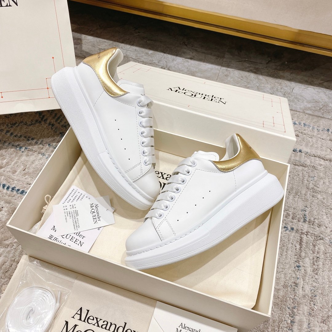 Alexander McQueen Oversized Sneaker – White/gold Luxury Craftsmanship & Urban Style
