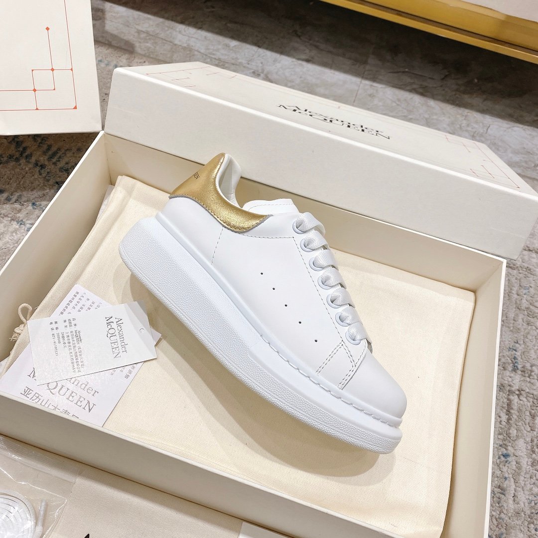 Alexander McQueen Oversized Sneaker – White/gold Luxury Craftsmanship & Urban Style