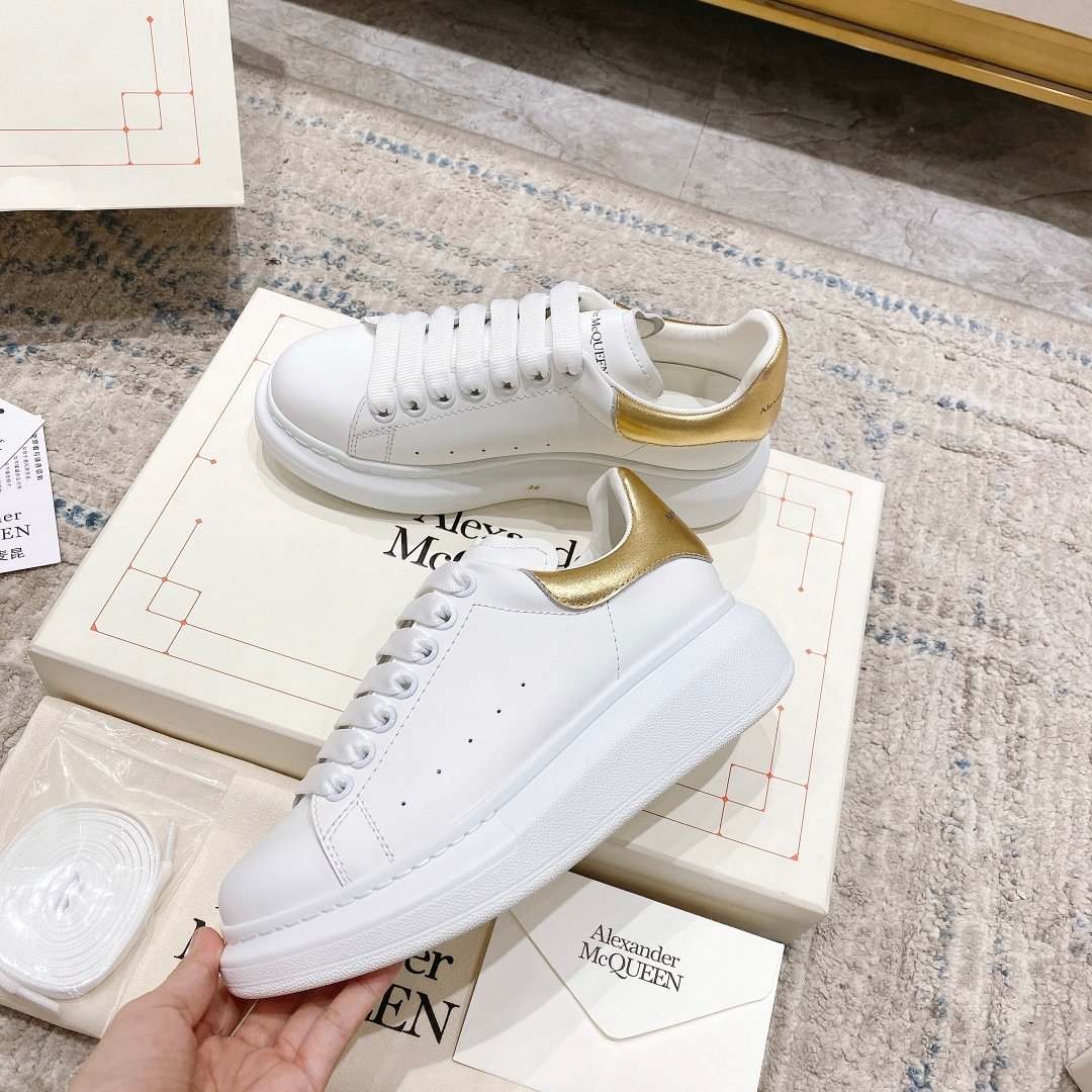 Alexander McQueen Oversized Sneaker – White/gold Luxury Craftsmanship & Urban Style