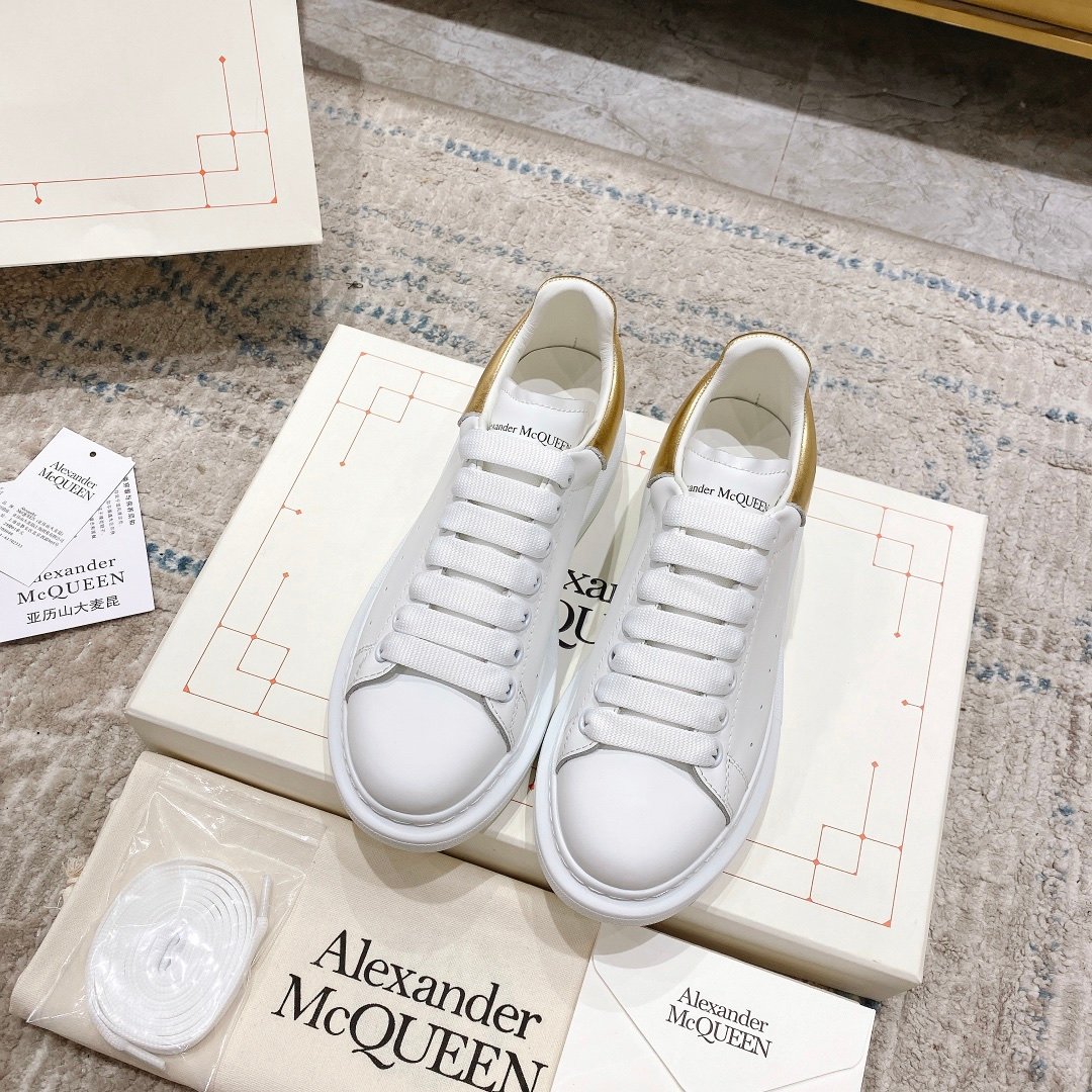 Alexander McQueen Oversized Sneaker – White/gold Luxury Craftsmanship & Urban Style