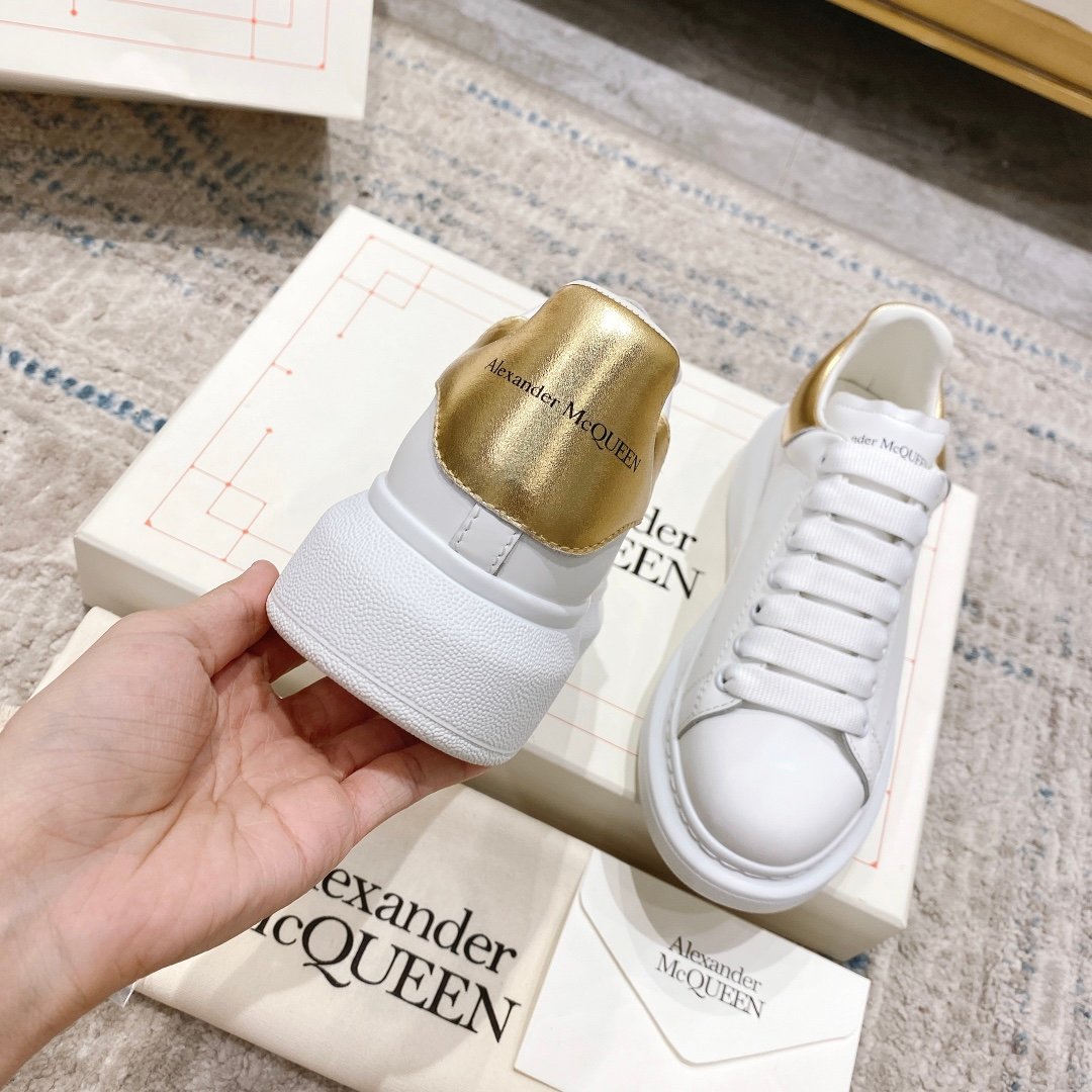 Alexander McQueen Oversized Sneaker – White/gold Luxury Craftsmanship & Urban Style