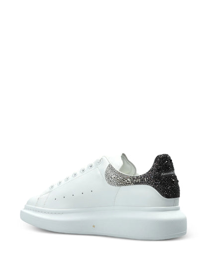 Sneakers Alexander McQueen bianche con tallone in cristallo