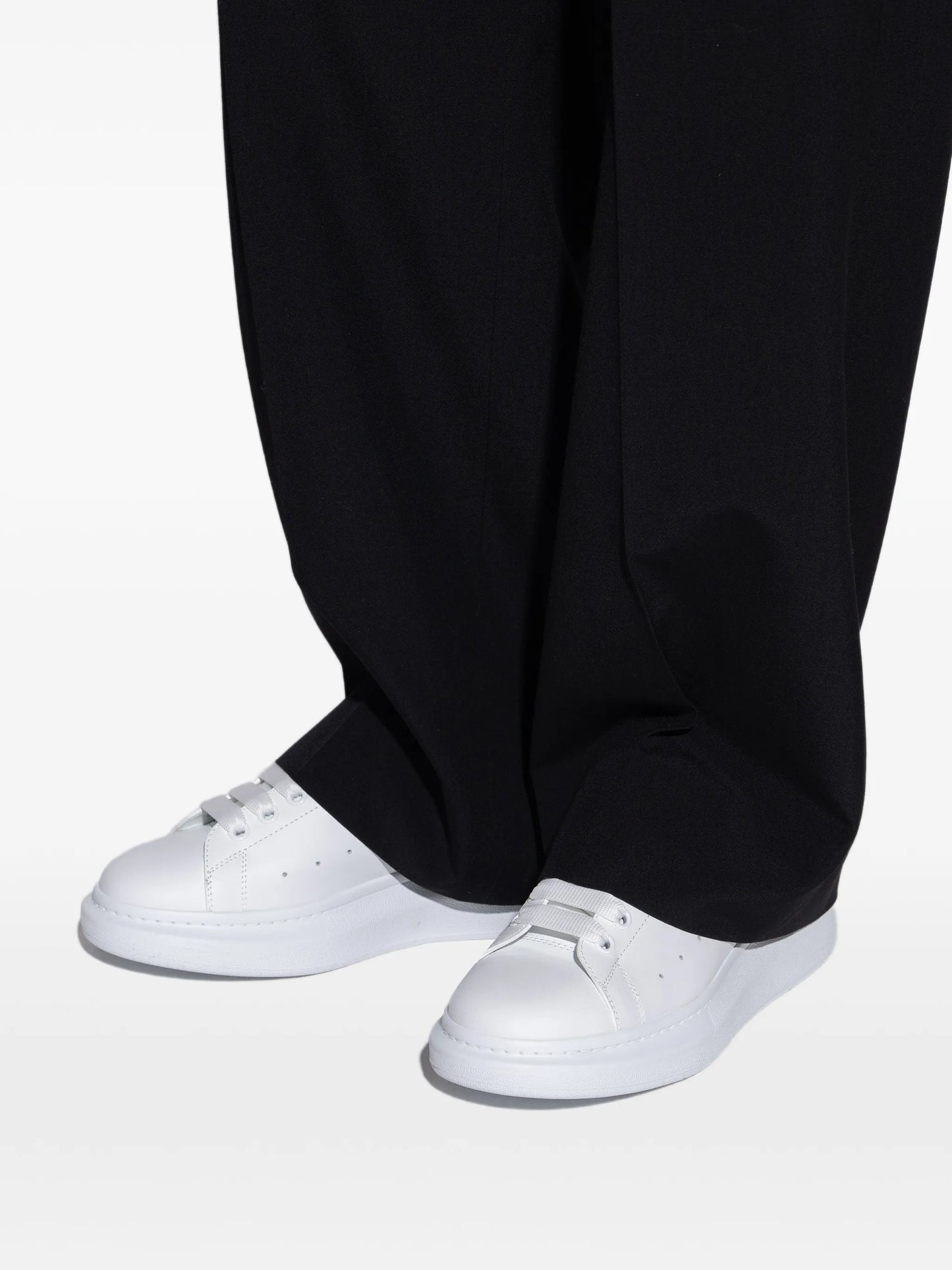 Sneakers Alexander McQueen bianche con tallone in cristallo