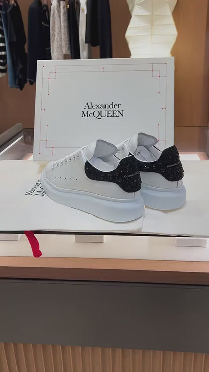 Sneakers Alexander McQueen Oversized bianche con tallone in cristallo