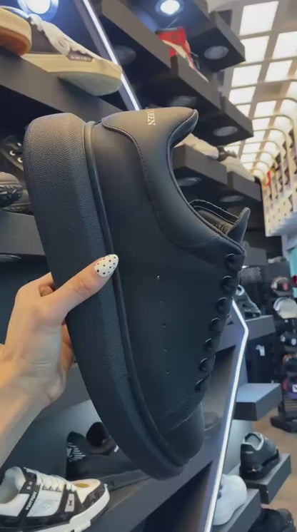 Alexander McQueen Oversized Sneaker – Black
Luxury Craftsmanship & Urban Style